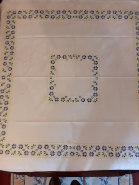 Toalha de mesa bordada