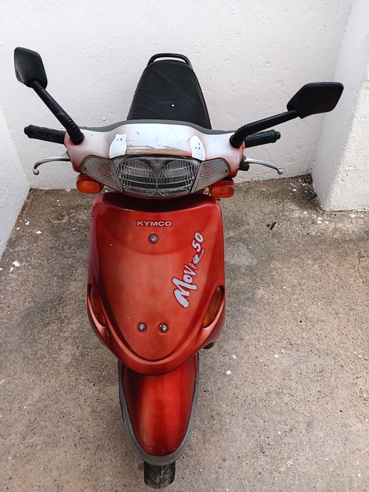 Esta é uma pequena scooter e o preço é de 300 euros.
