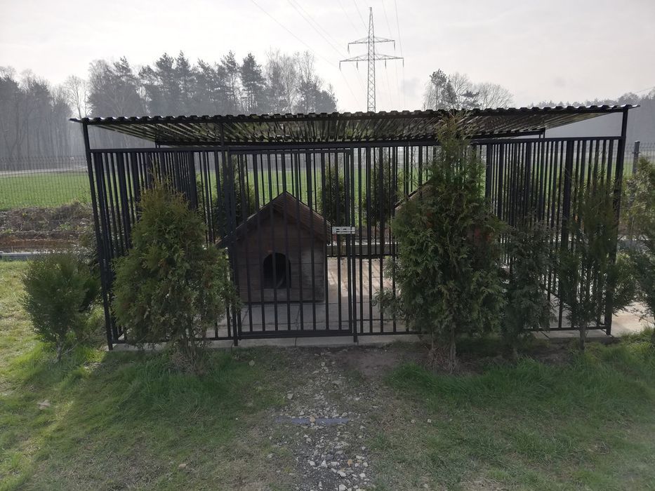 Boks i kojec dla psa. Solidna klatka, zagroda - idealne rozwiązanie.