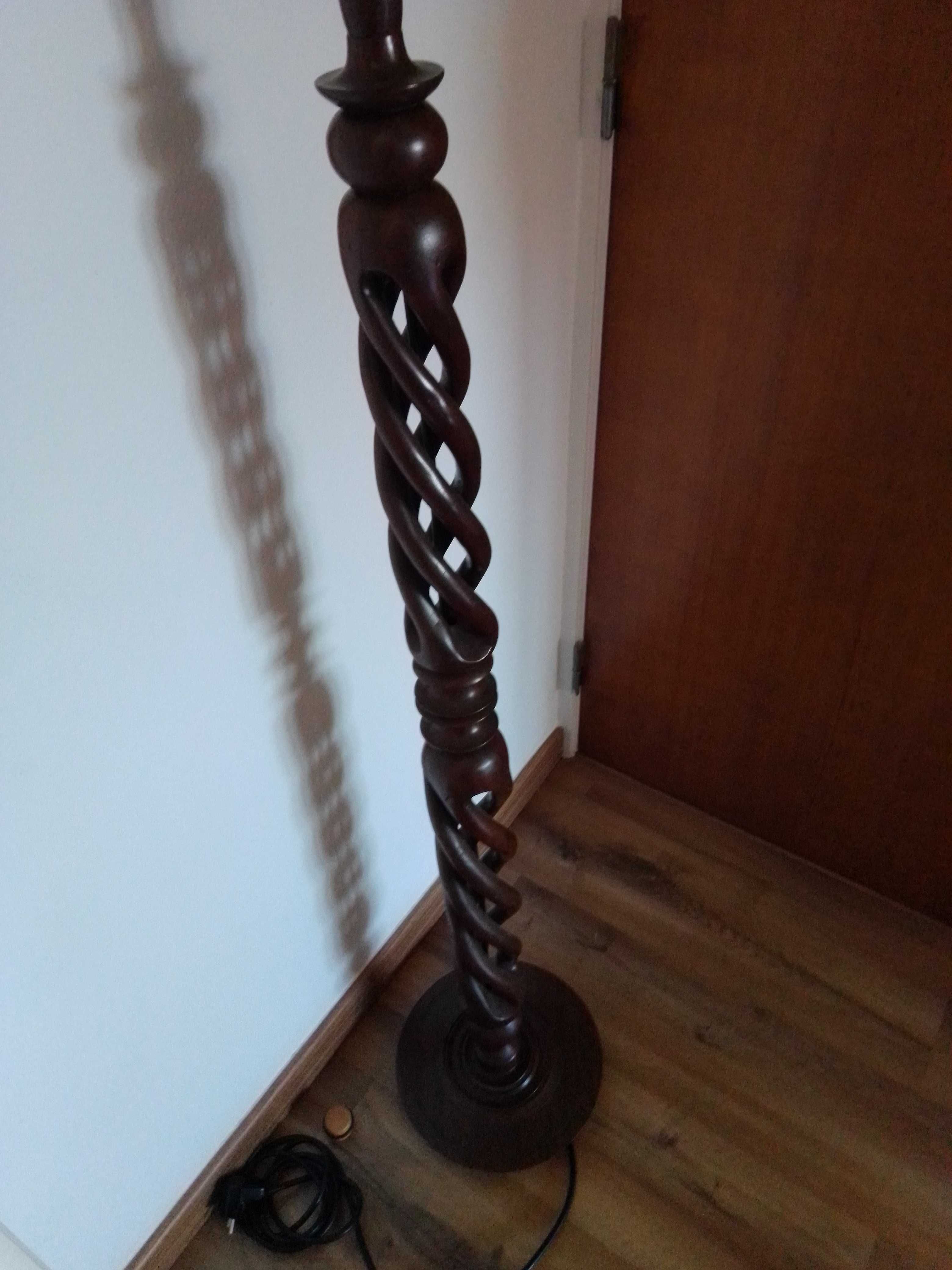 Suporte de abajur em madeira trabalhada, contorcida.