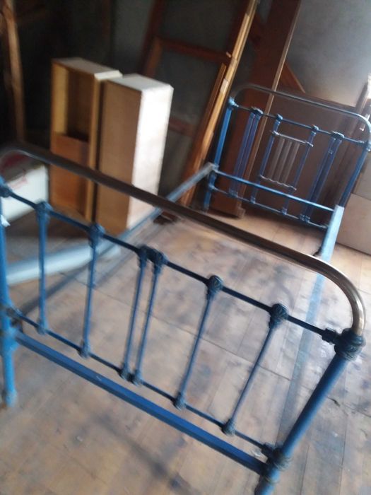 Старинная железная кровать.