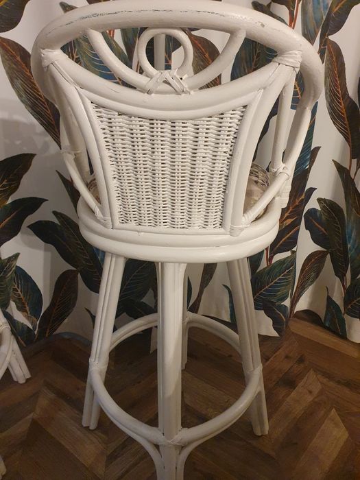 Obrotowe krzesło barowe, choker z ratanu, w kwiaty