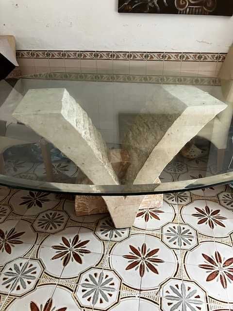 Mesa de jantar circular com tampo de vidro e base, 190 cm de diâmetro.