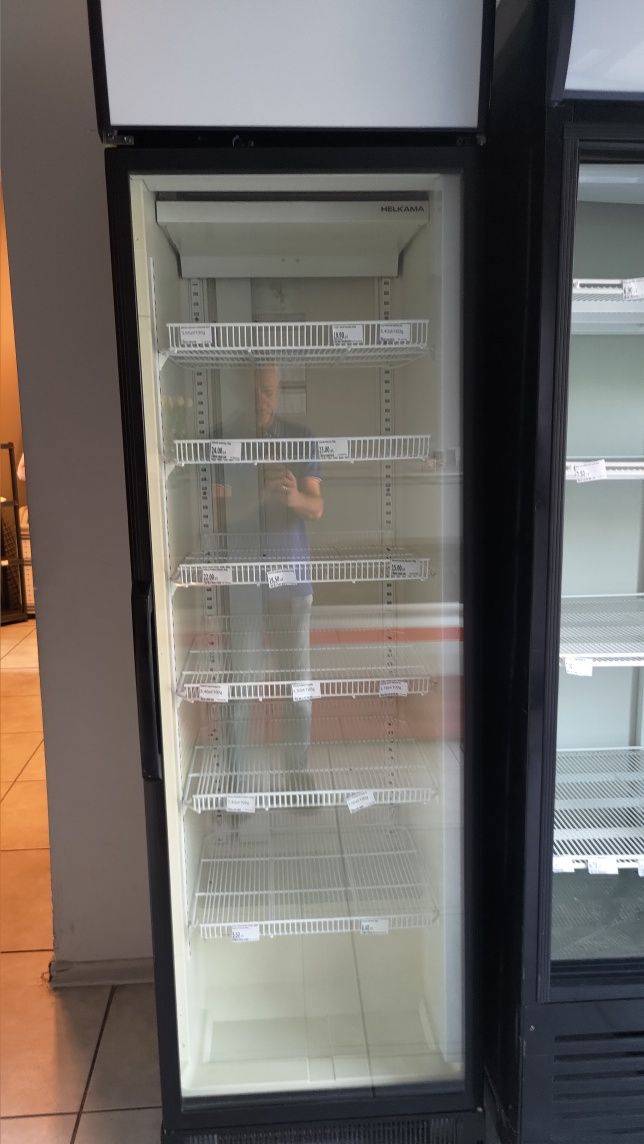 Lodówka witryna sklepowa napoje