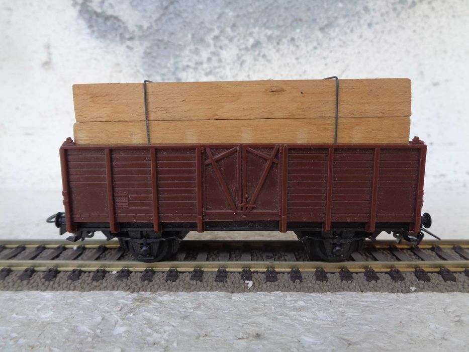 1:87 PIKO Vagão de mercadorias com carga em madeira