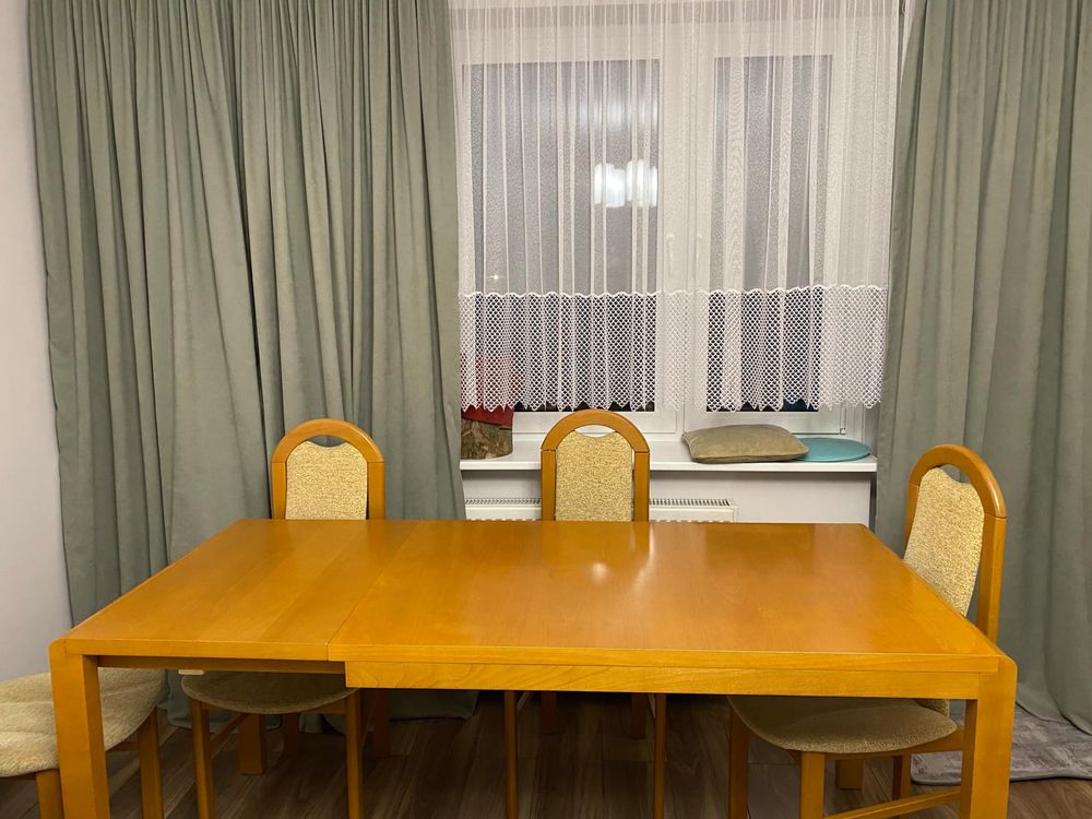 rozkładany, drewniany stół do salonu