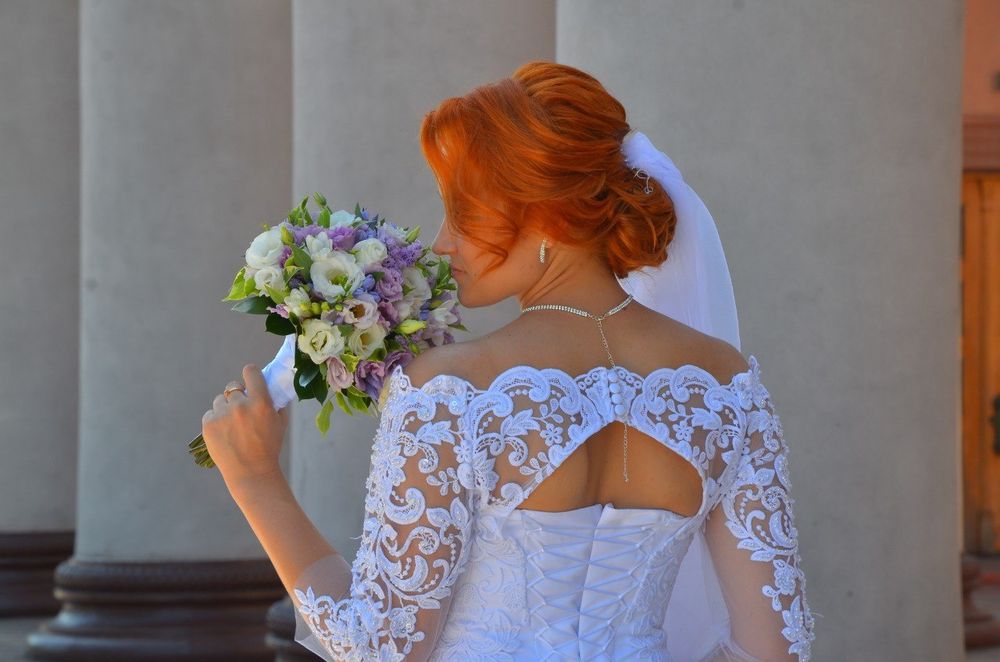 Весільна сукня білого кольору з відкритими плечами