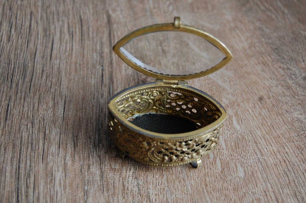 Stara, mała szkatułka na biżuterię. Pudełeczko na pierścionki.