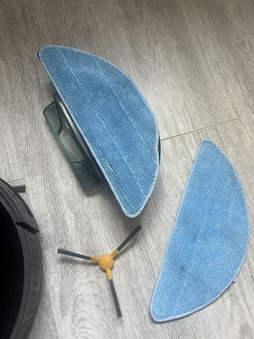 Робот пылосос , є функція вологе прибирання