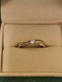 Pierścionek zaręczynowy białe złoto 585 z Brylantem 0,10 ct  13 roz