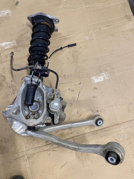 Продам передню праву цапфу BMW i3