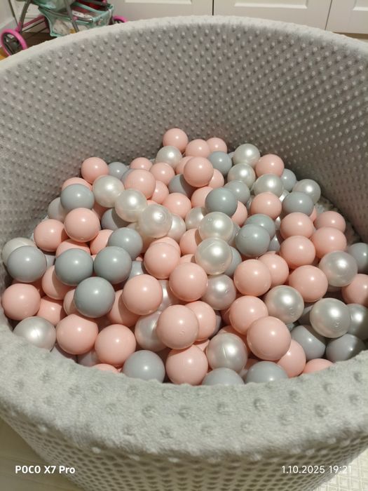 Suchy basen z piłkami