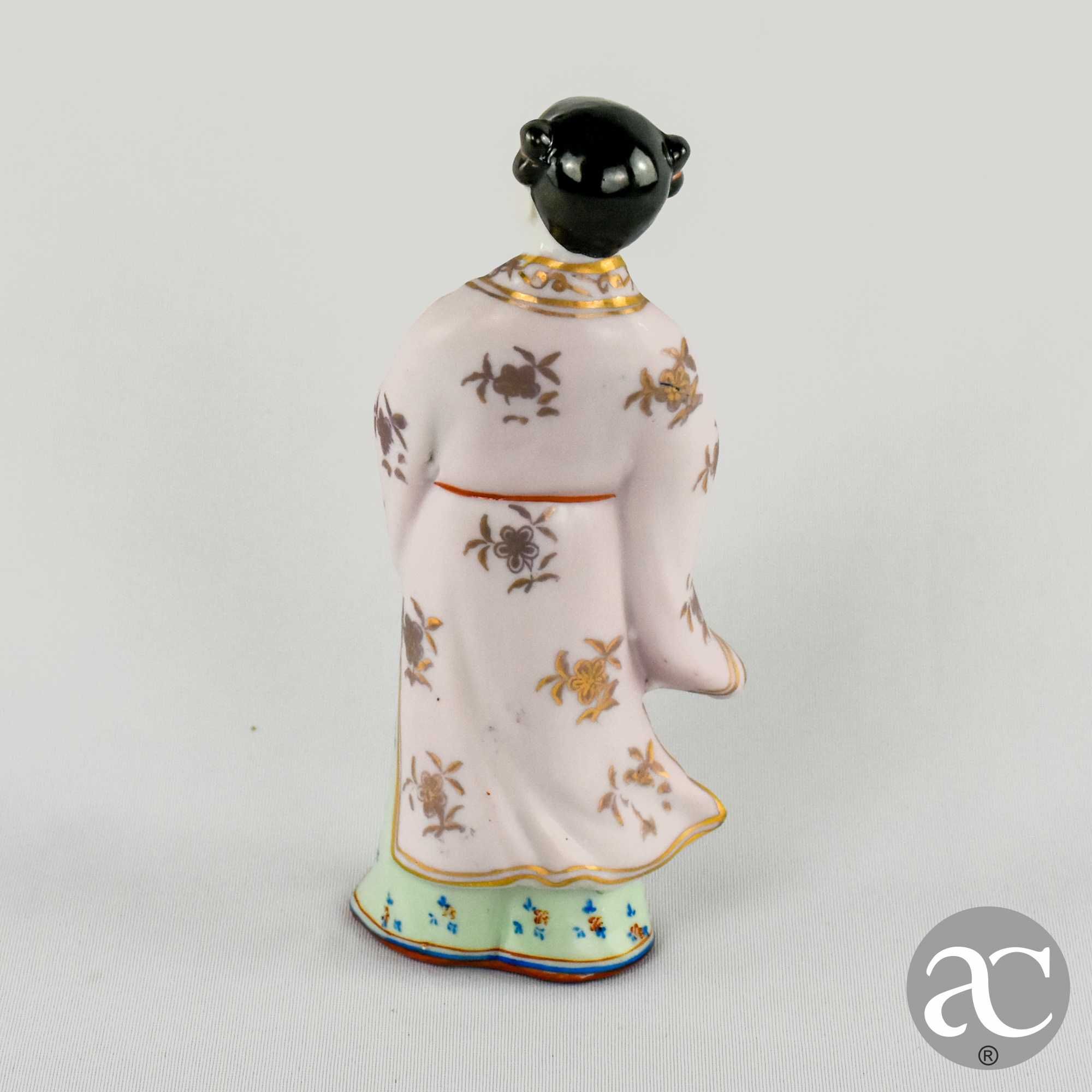 Figura em porcelana da China de mulher Chinesa com cesto de flores