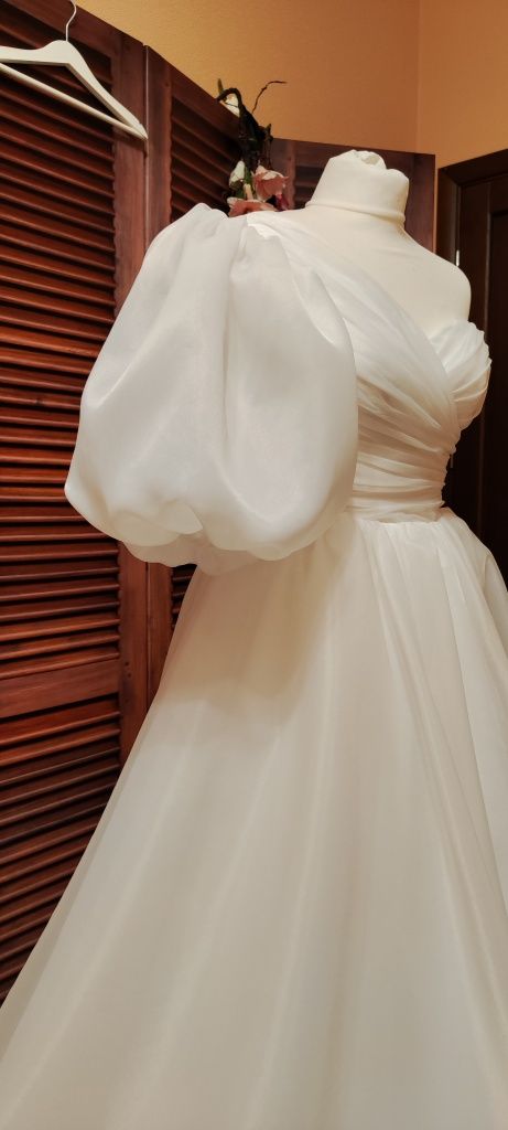 Весільне плаття, весільна сукня зі шлейфом XS-S
