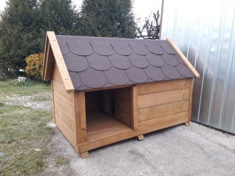 Buda dla małego psa z tarasem, ocieplana