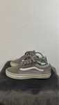 Vans cinza.