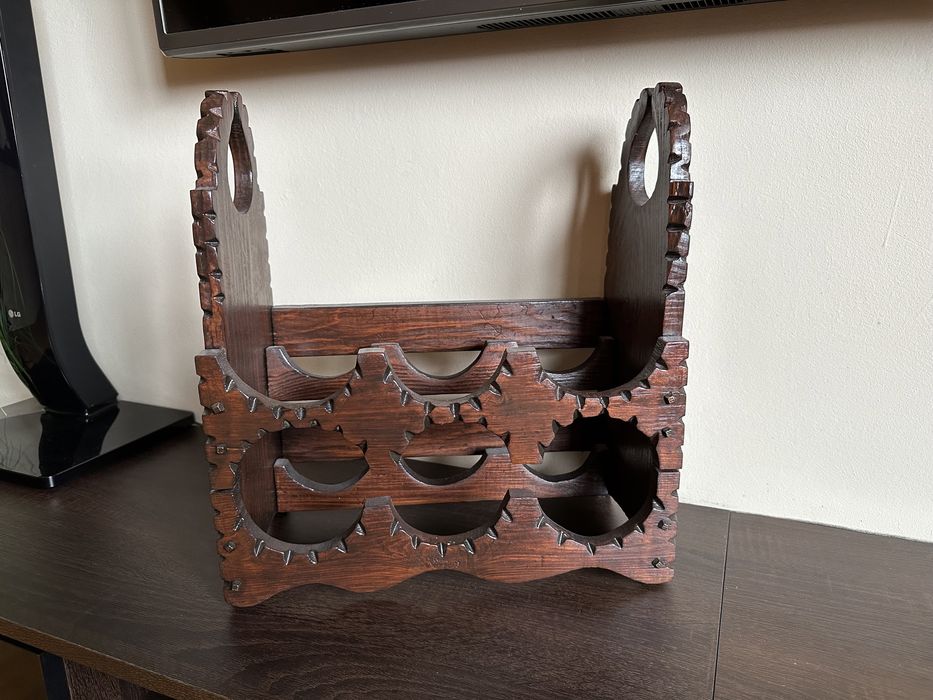 Śliczny ozdobny drewniany stojak na 6 butelek win