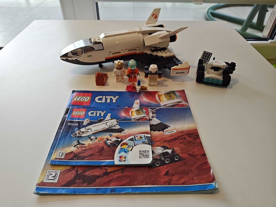 3 zestawy LEGO City – Samoloty i Kosmos