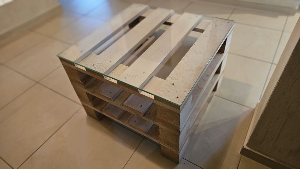 Stół z palet ze szklanym blatem 60x60x43cm