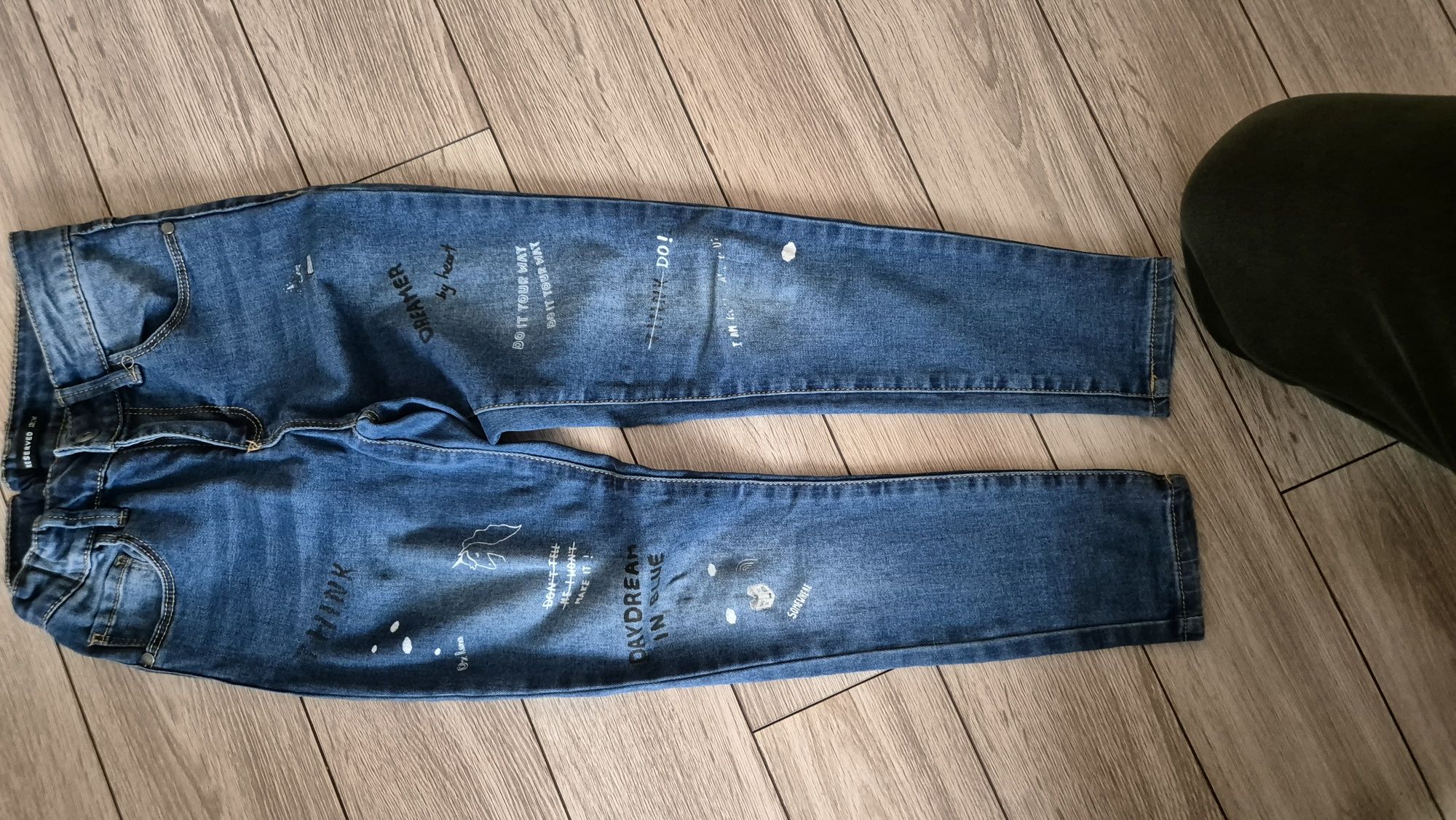 2x spodnie reserved jeans dodatkowo leginsy w prazki rozm 128