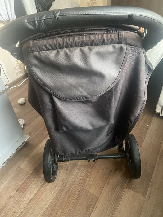 Дитяча коляска.