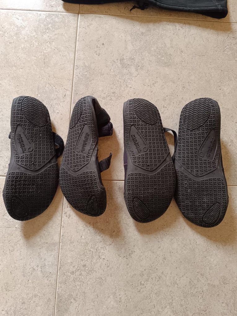 Lote dois pares sapatos de surf Tribord.