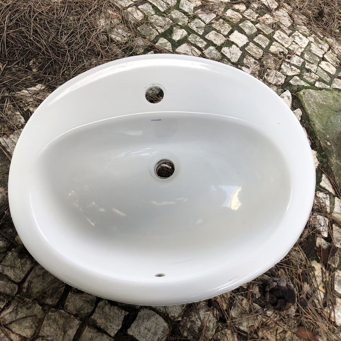 Lavatório de encastrar da marca Roca