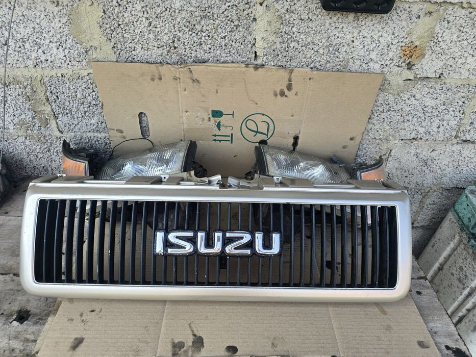 Фари решітка isuzu Trooper