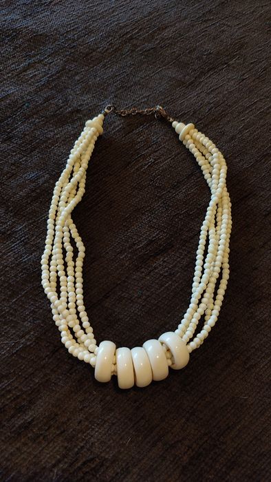 Colar branco com miçangas e argolas