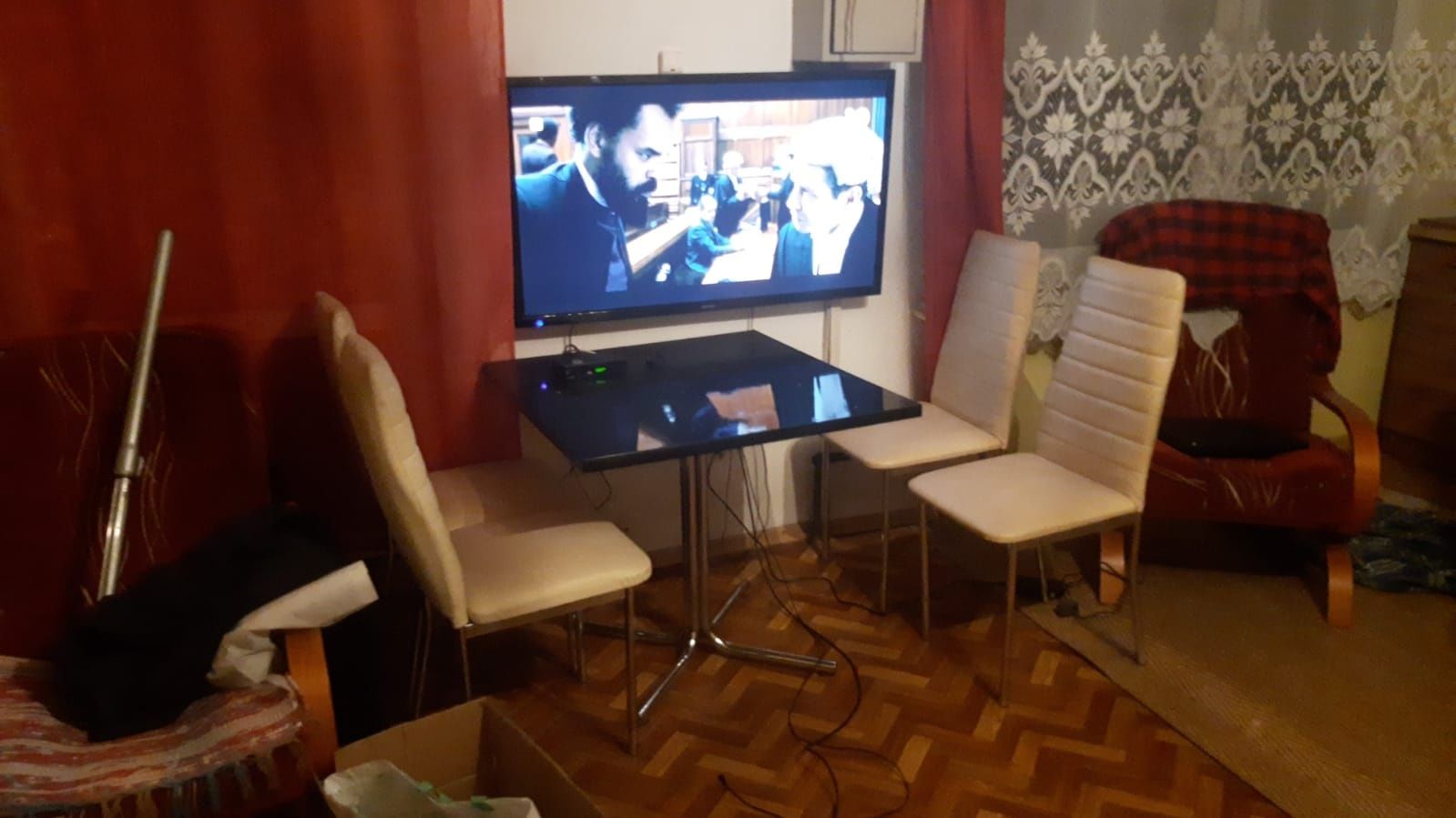 Stolik marmurowy i cztery krzesła skóropodobne kość słoniowa.