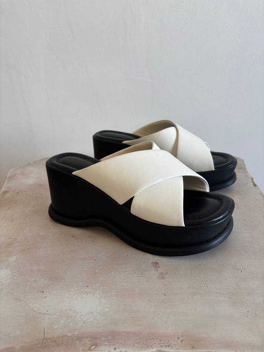 шльопкі Uniqlo на платформі