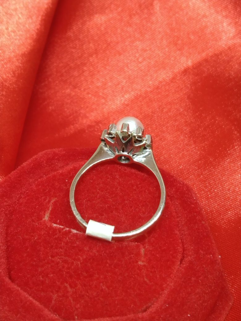 Złoty pierścionek z diamentami i perłą, złoto białe 750, R15