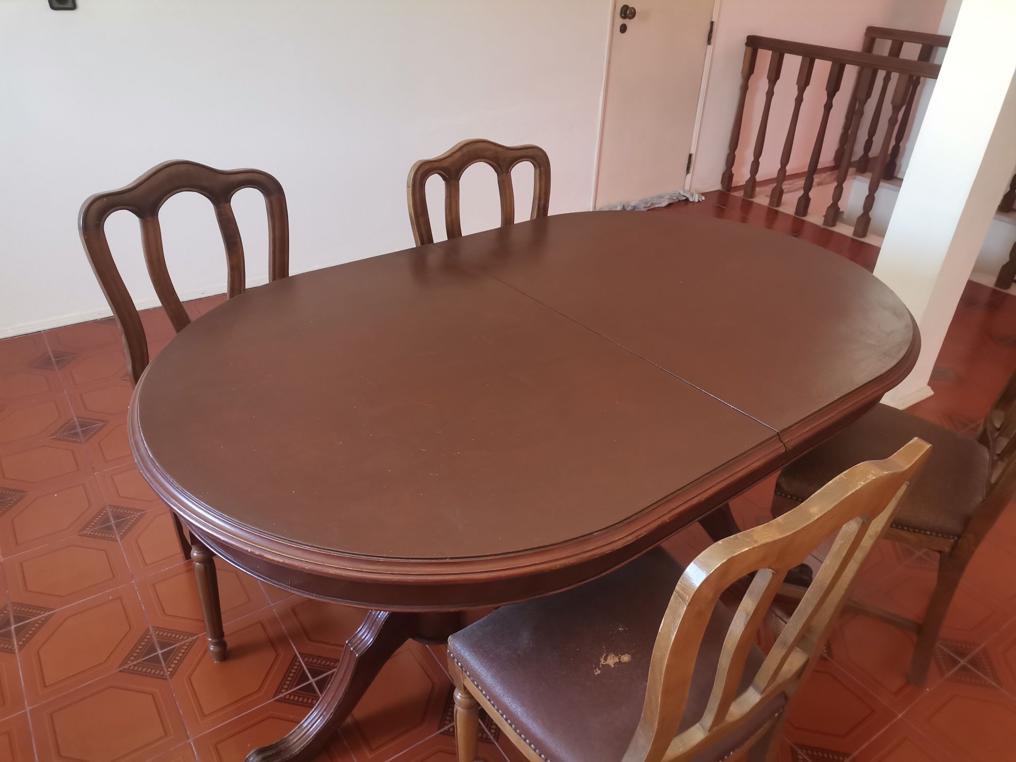 Mesa de jantar em madeira