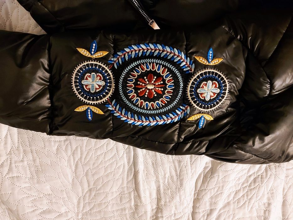 Kurtka dłuższa z haftem na rękawach