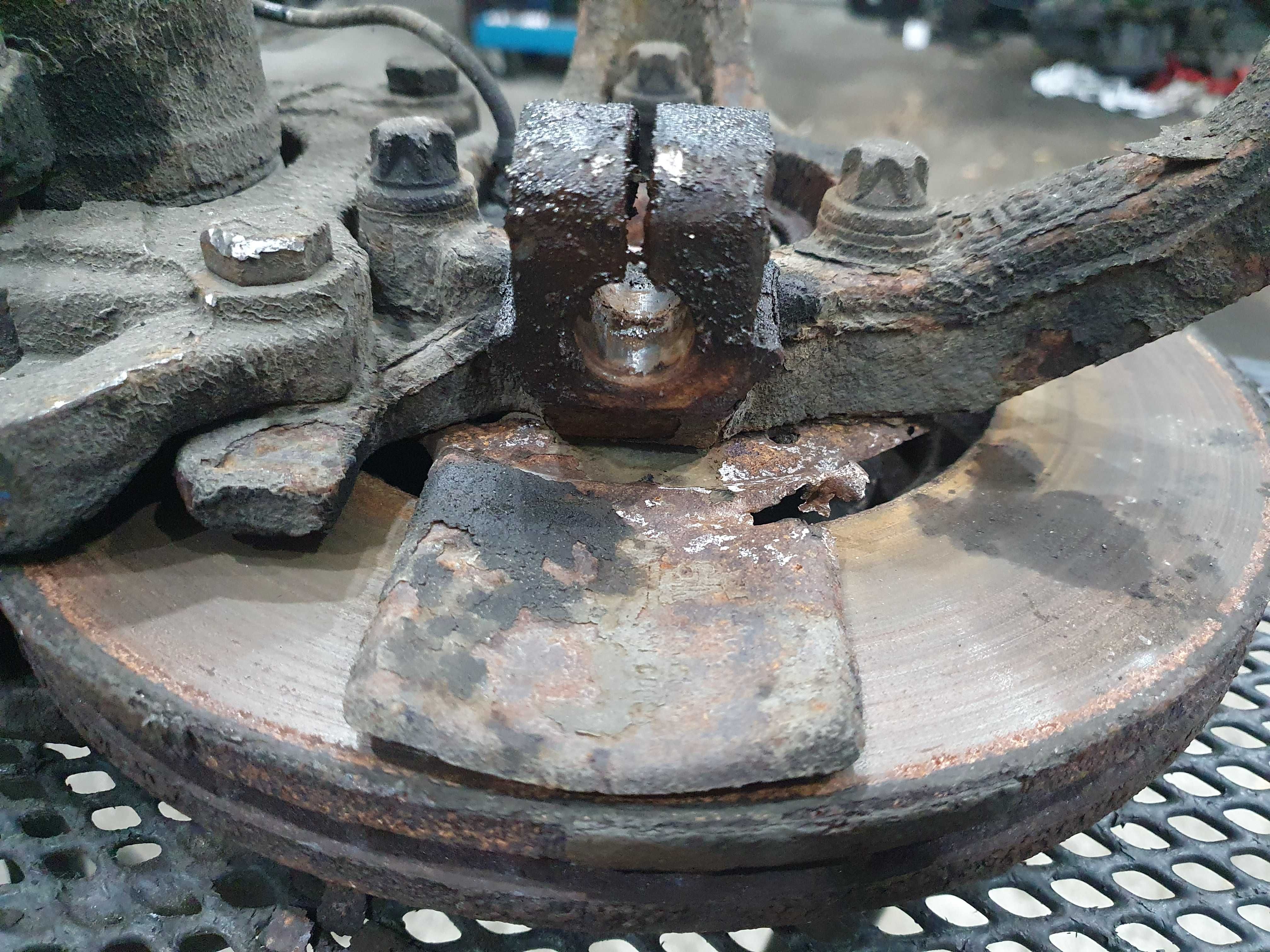 Zwrotnica piasta zacisk Opel Astra 3 H III 1.4 benzyna 4x100 prawy