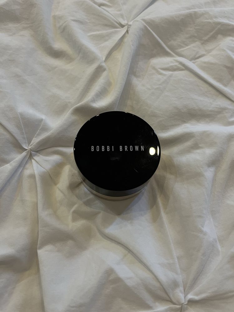 Puder sypki Bobbi Brown Pale Yellow Transparentny