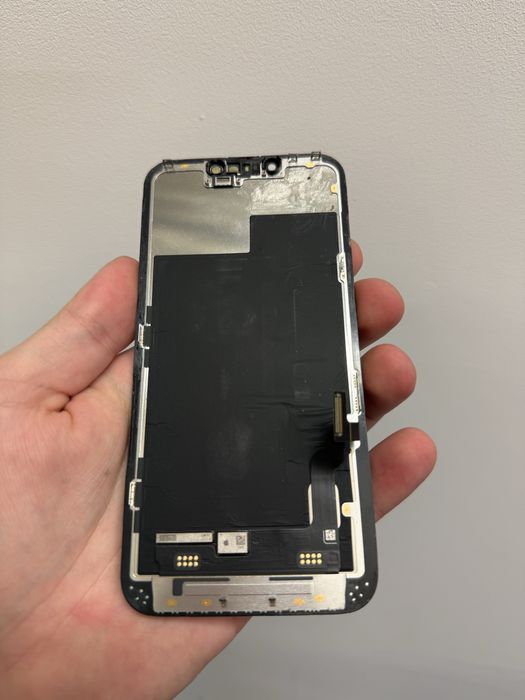 Zbity wyświetlacz do iPhone 13