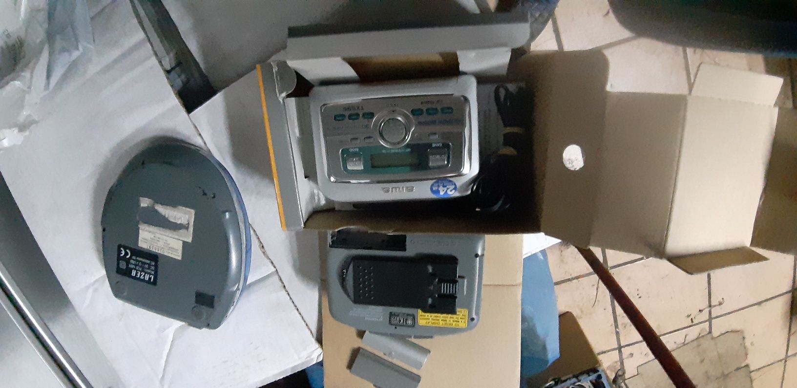 Três mini-leitores, cassetes e cds