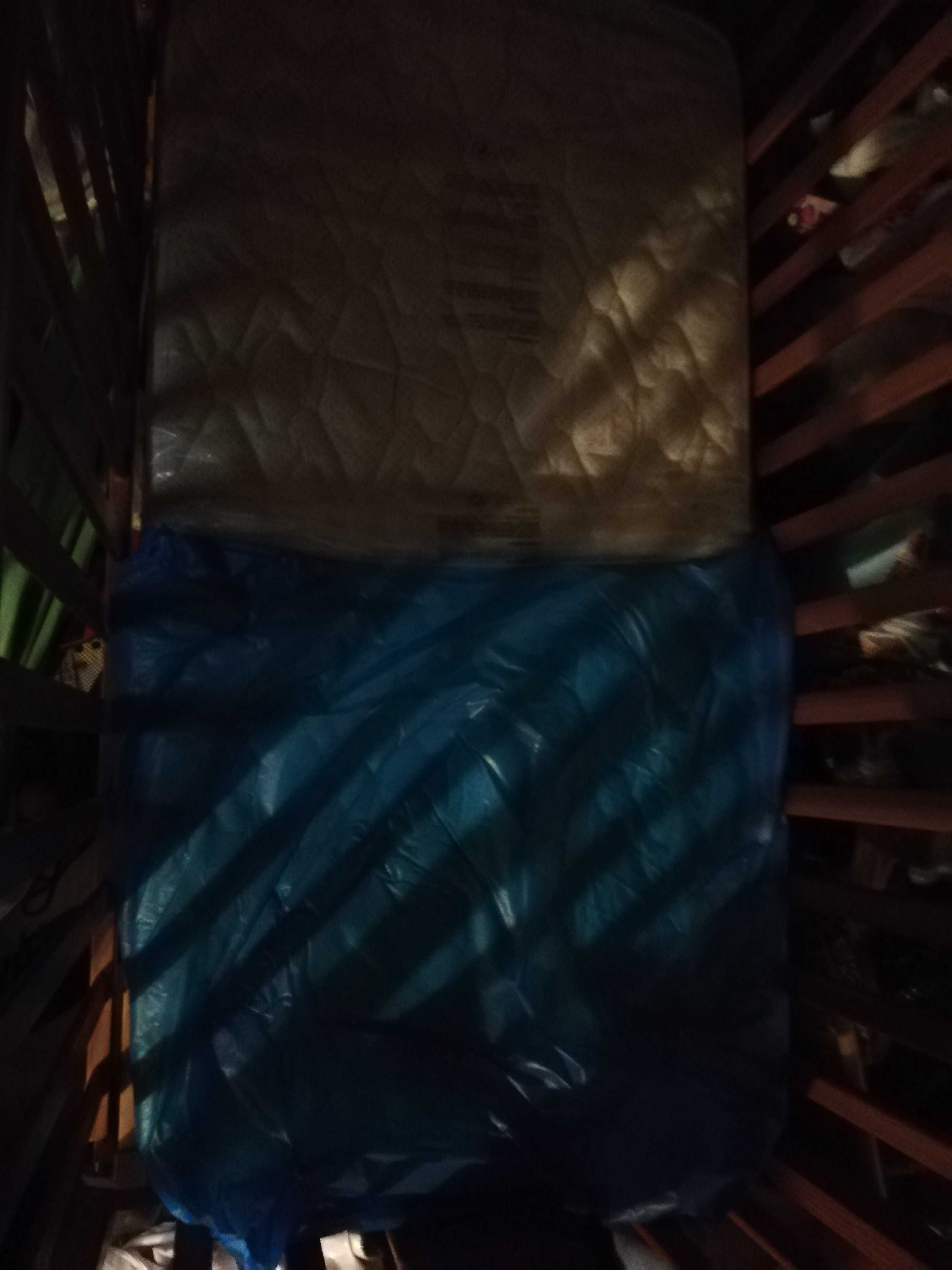 Cama berço para bebe, ajustável, em madeira com colchão