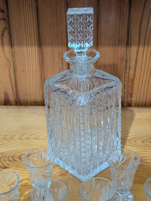 Kryształowa karafka i 6 kieliszków PRL