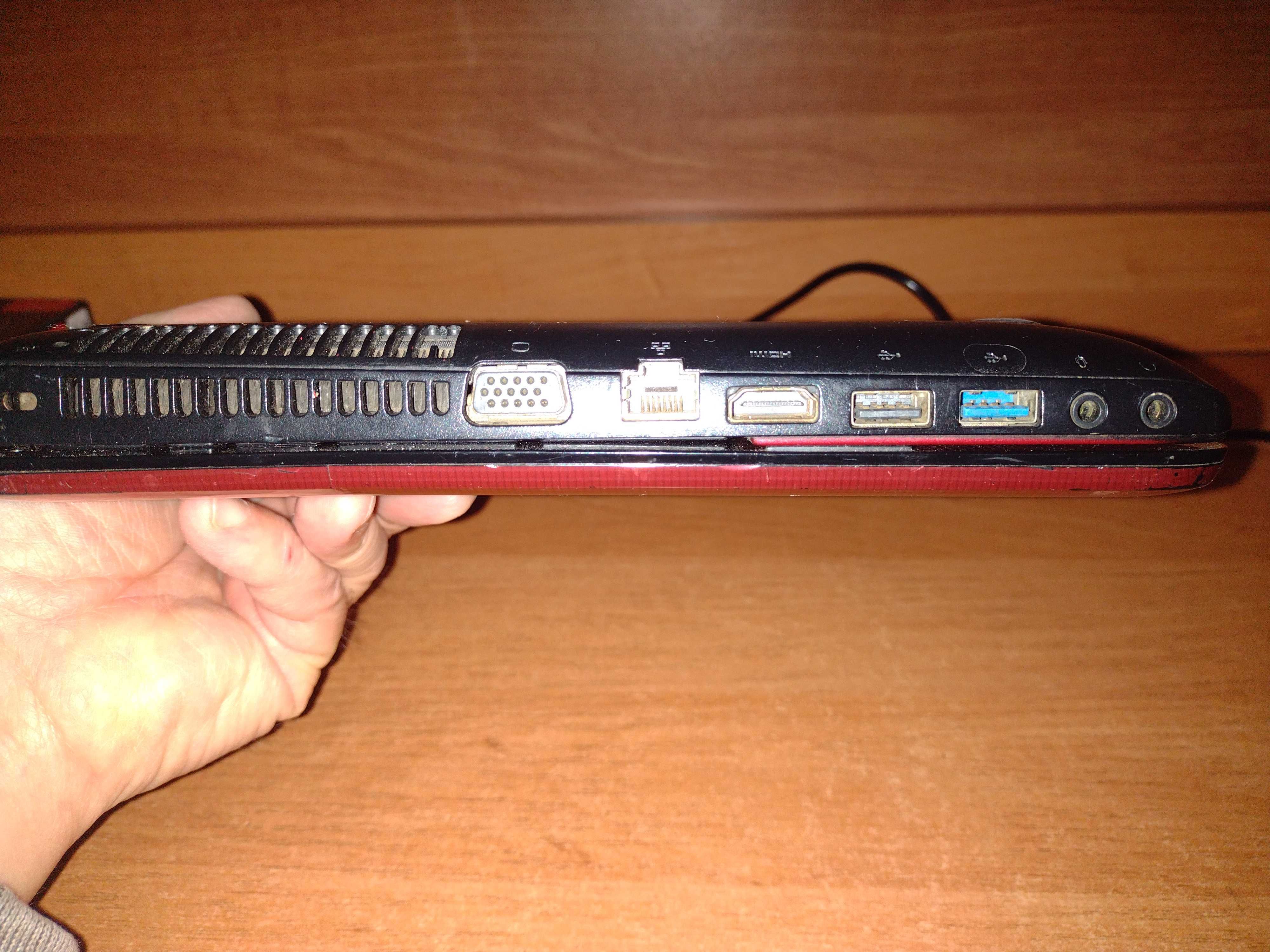 Ноутбук Toshiba C850-А688 в робочому стані.