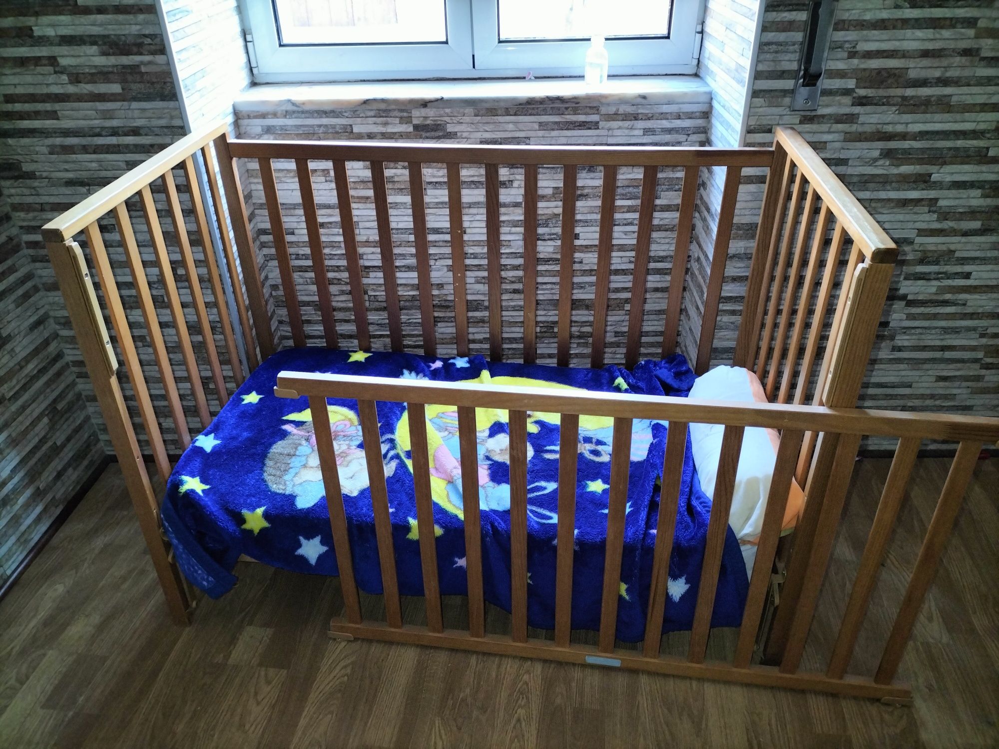 Cama bebe, brinquedo e roupa se cama
