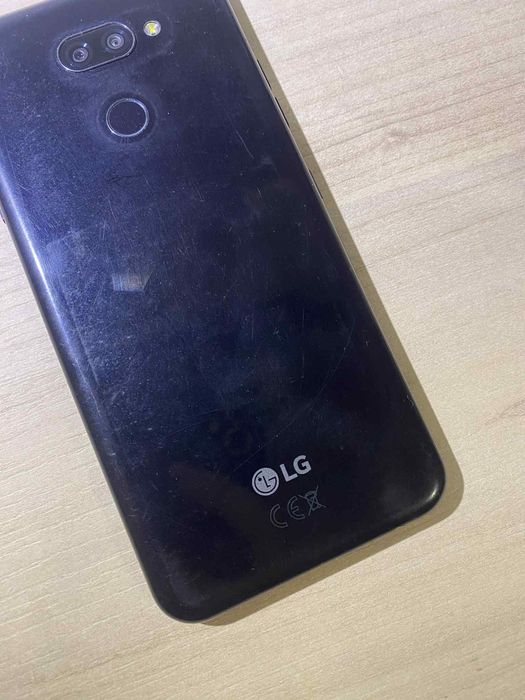 czarny smartfon/ telefon LG K40