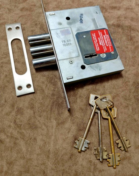 Продам замок дверной KALE 12209