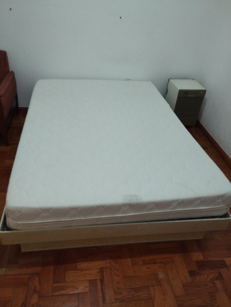 Cama de casal com estrado e colchão