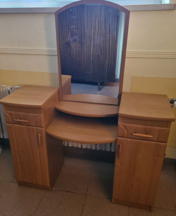 Toaletka z lustrem i pufką. Olcha. Jak nowa. Idealne dla nastolatki