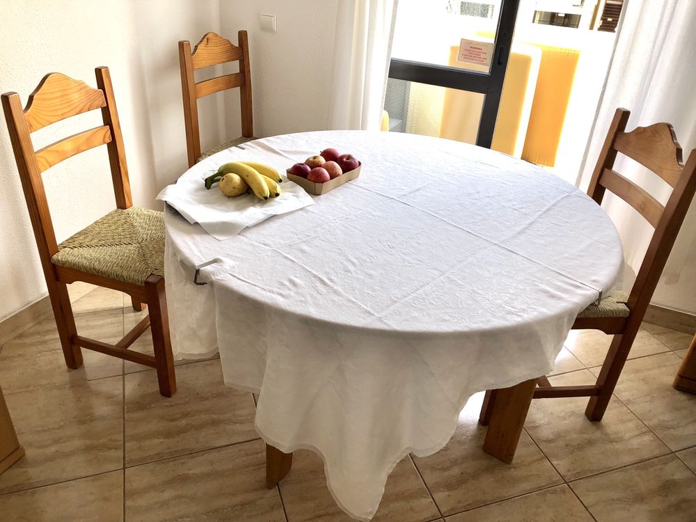 Venda Urgente. Mesa de Jantar de Madeira, redonda