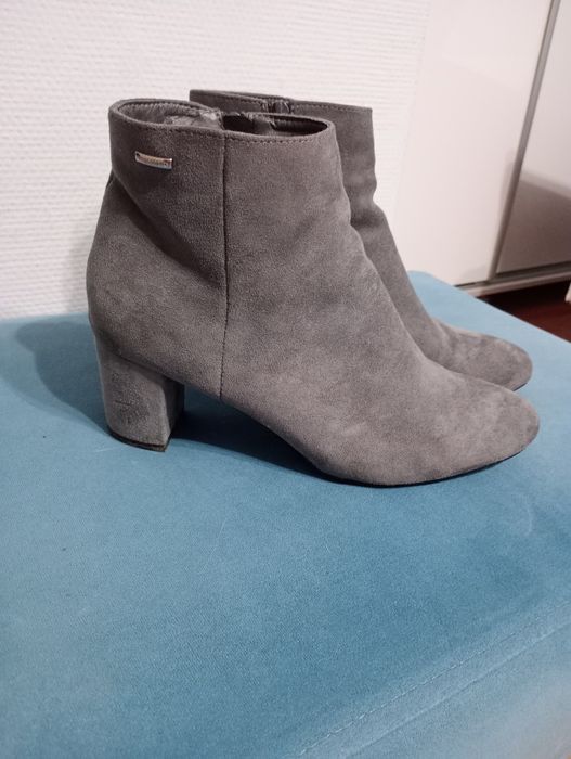 Krótkie zamszowe kozaki botki  damskie na obcasie słupku.