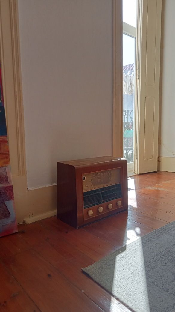 Rádio a válvulas muito antigo