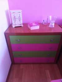 Quarto menina com gaveta para colchão extra ou arrumos (verde e rosa)